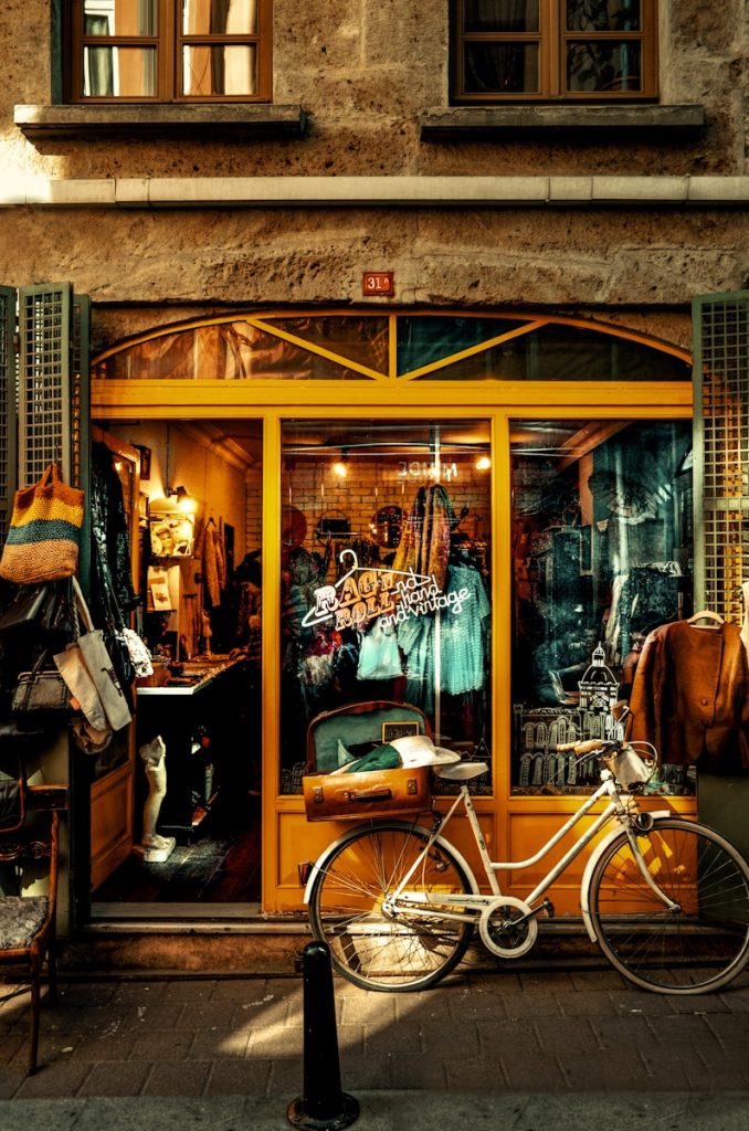 alt="perbedaan genre fotografi antara street photography human interest portrait dan sports"