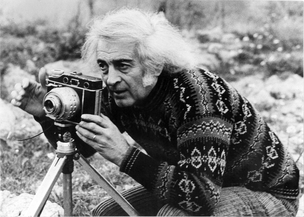Foto hitam putih kontras tinggi karya Mario Giacomelli
