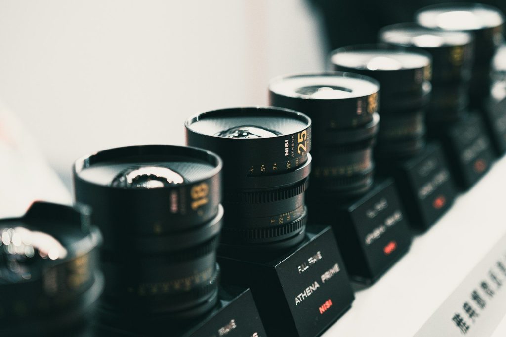 ajaran lensa prime dengan berbagai focal length tersusun rapi, ilustrasi variasi pilihan lensa prime untuk fotografi